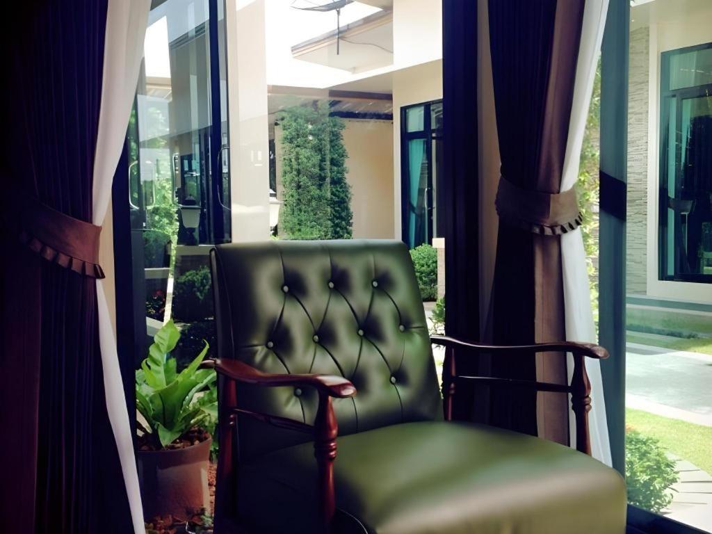 Med Room Korat Накхонратчасима Экстерьер фото