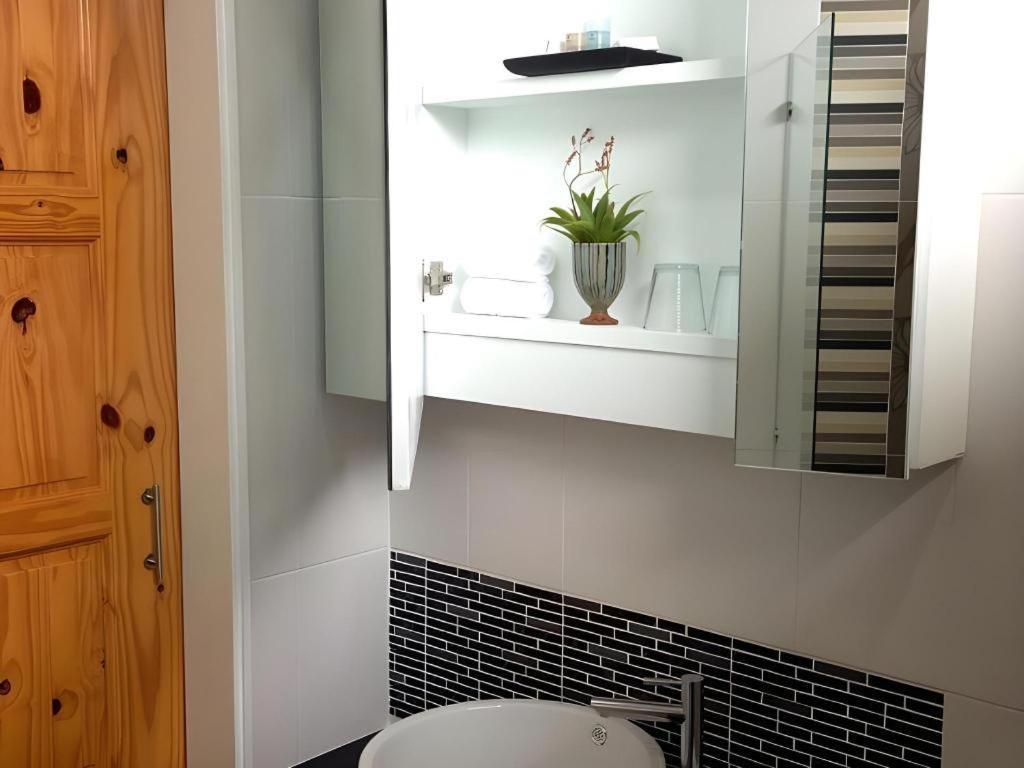 Med Room Korat Накхонратчасима Экстерьер фото