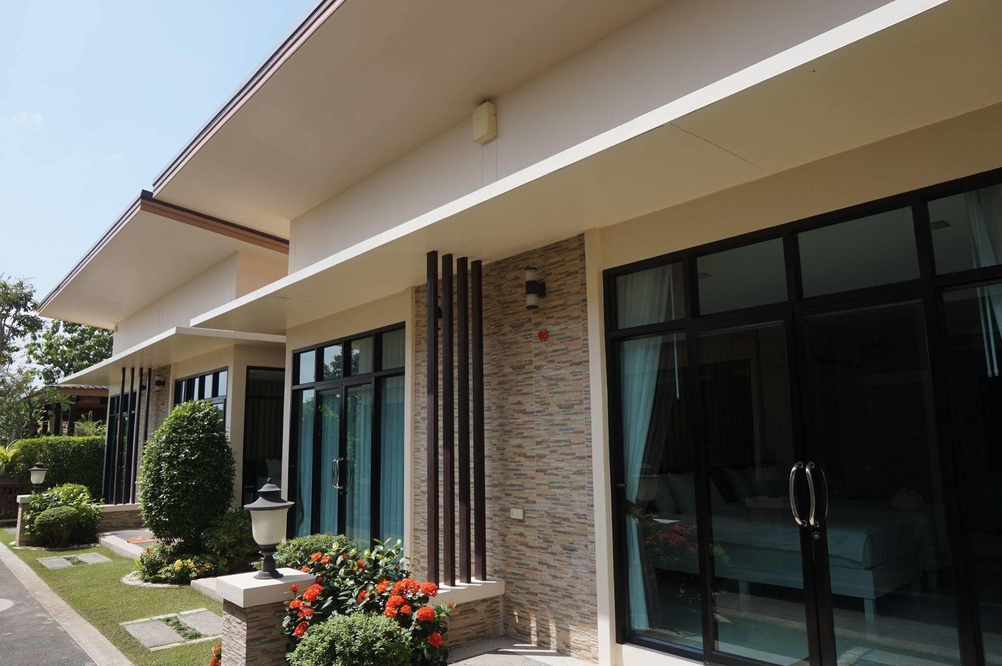 Med Room Korat Накхонратчасима Экстерьер фото