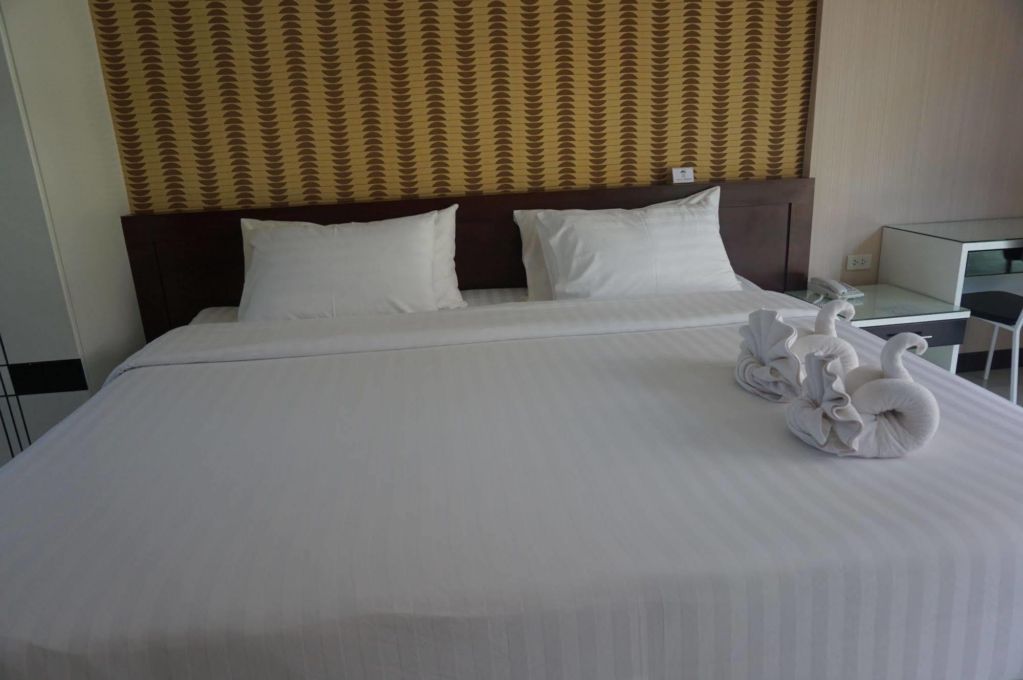 Med Room Korat Накхонратчасима Экстерьер фото