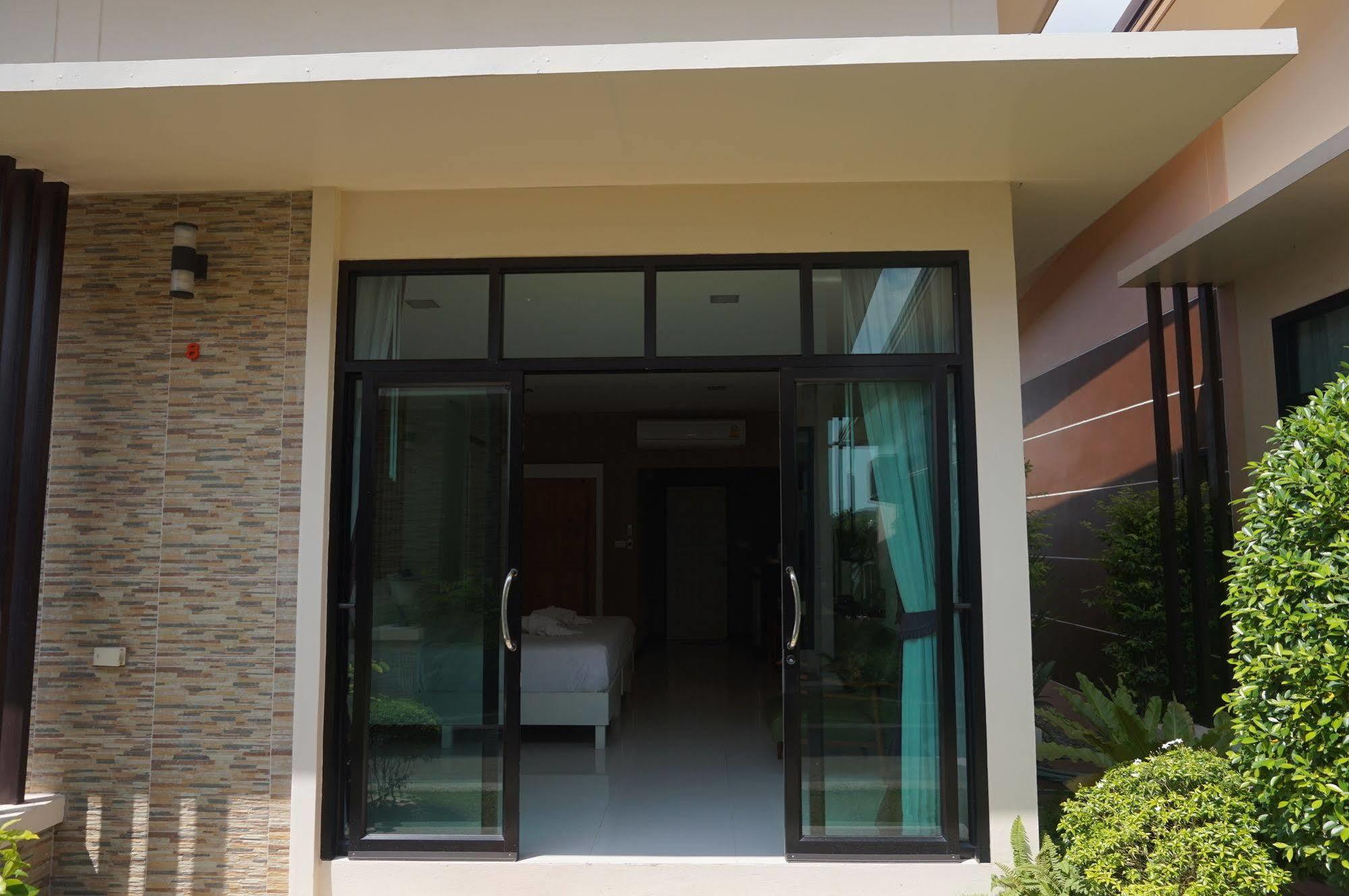 Med Room Korat Накхонратчасима Экстерьер фото