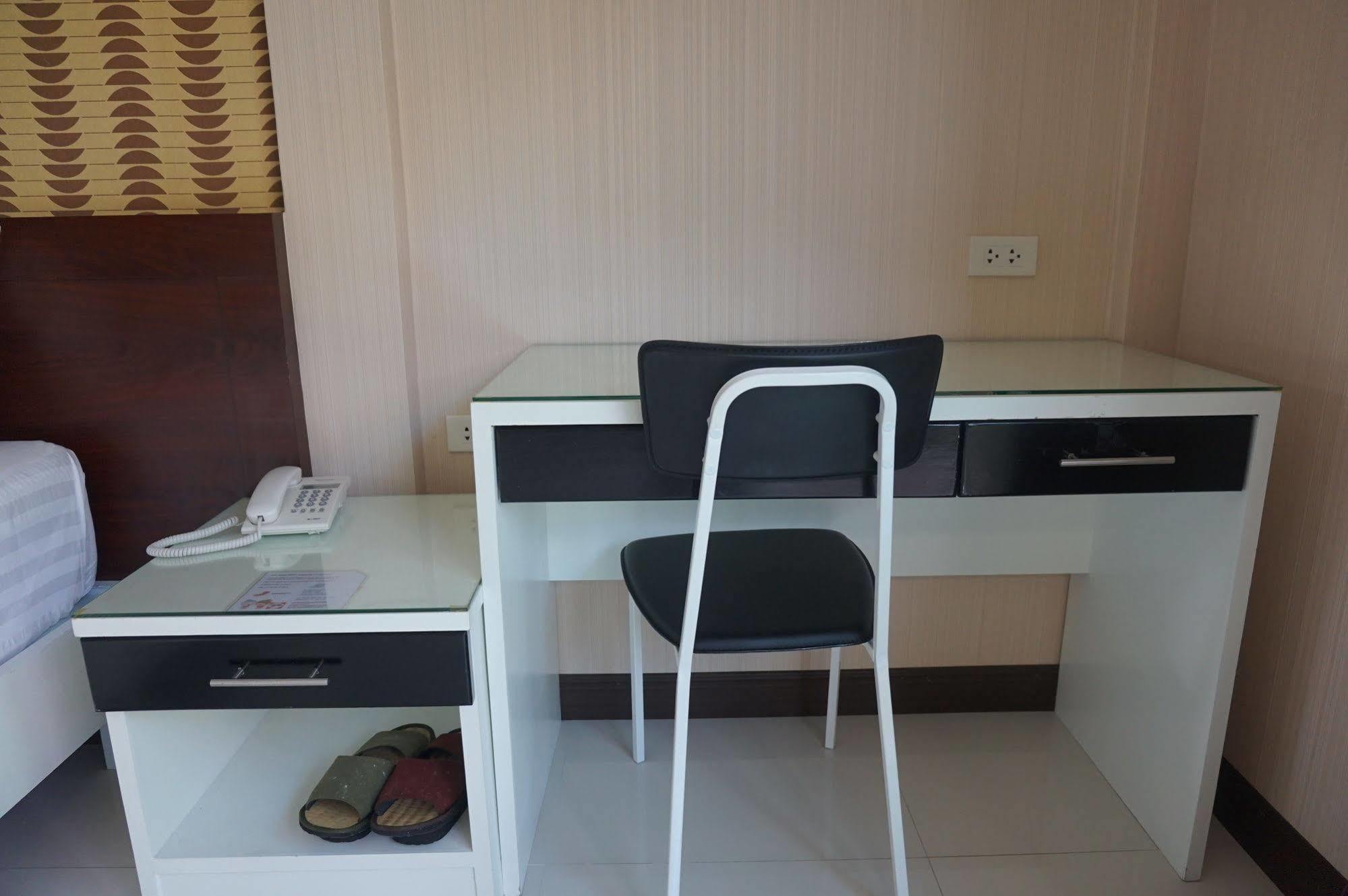 Med Room Korat Накхонратчасима Экстерьер фото